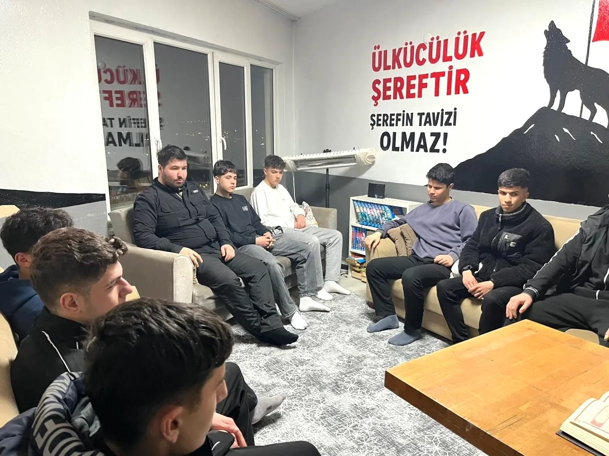 Kandıra Ülkü Ocakları'nda Haftalık Kuran Tilaveti Geleneği Sürüyor Kandıra Ülkü Ocakları'nda Haftalık Kuran Tilaveti Geleneği Sürüyor