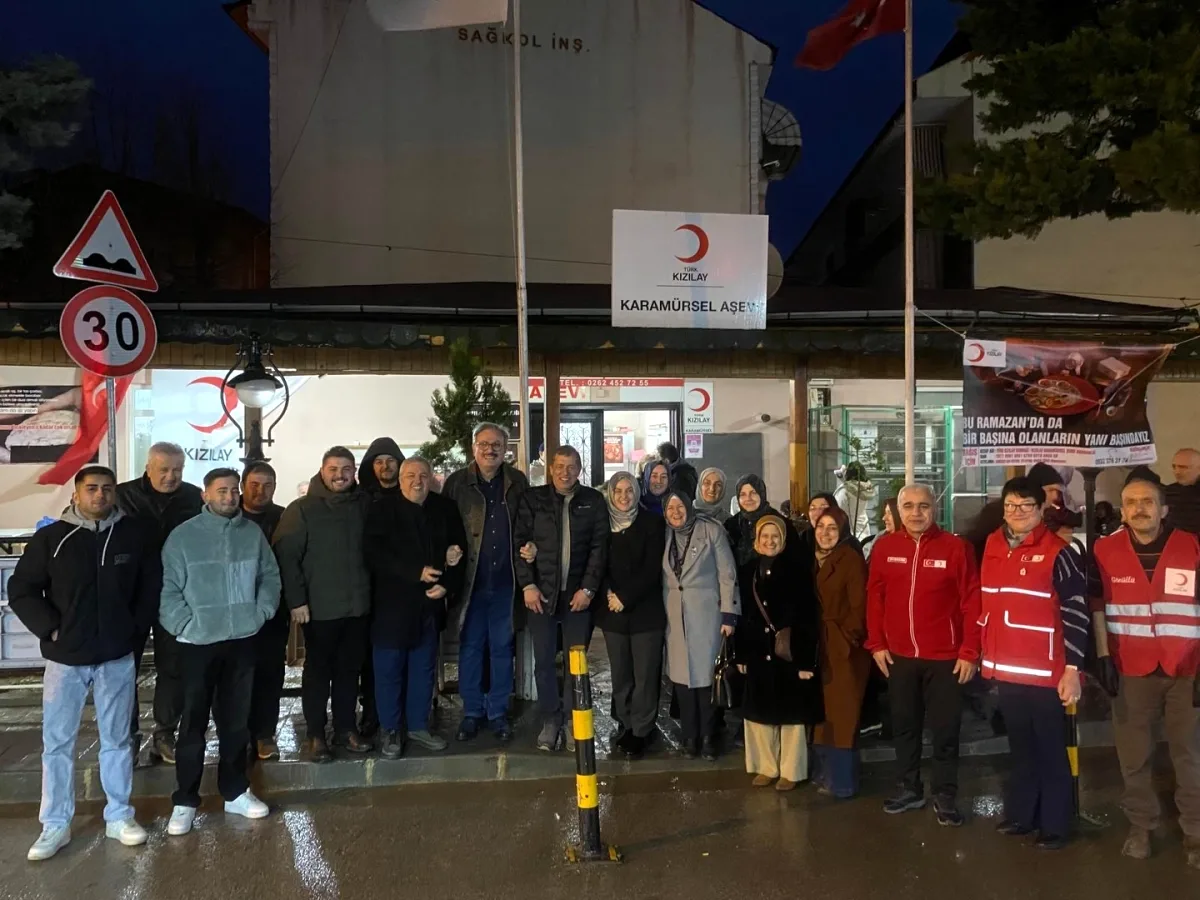 Karamürsel'de Ramazan'ın Son İftarında AK Parti'den Anlamlı Buluşma Karamürsel'de Ramazan'ın Son İftarında AK Parti'den Anlamlı Buluşma