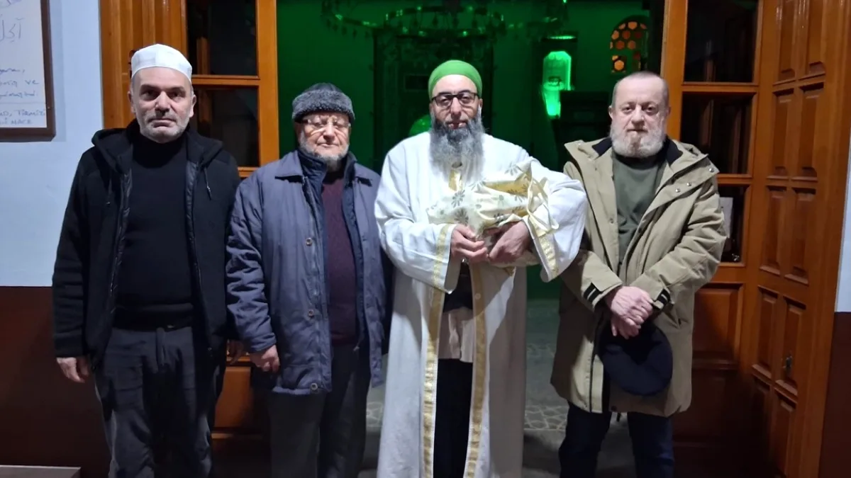 Karamürsel'de Manevi Buluşma: AK Parti Yönetimi Camide Sakal-ı Şerif Ziyaretinde Karamürsel'de Manevi Buluşma: AK Parti Yönetimi Camide Sakal-ı Şerif Ziyaretinde