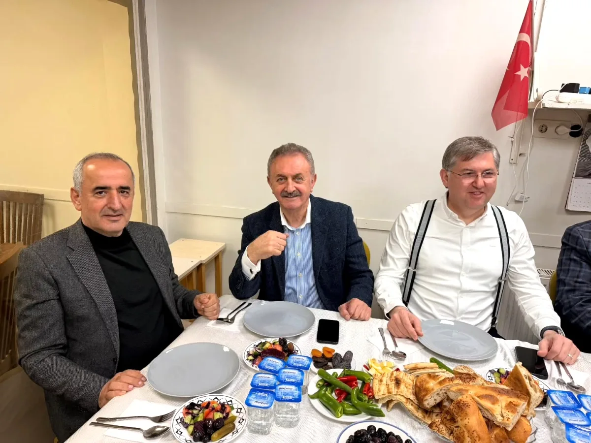 CHP'li Vekiller Gölcük'te Eski İlçe Başkanının İftarında Buluştu CHP'li Vekiller Gölcük'te Eski İlçe Başkanının İftarında Buluştu