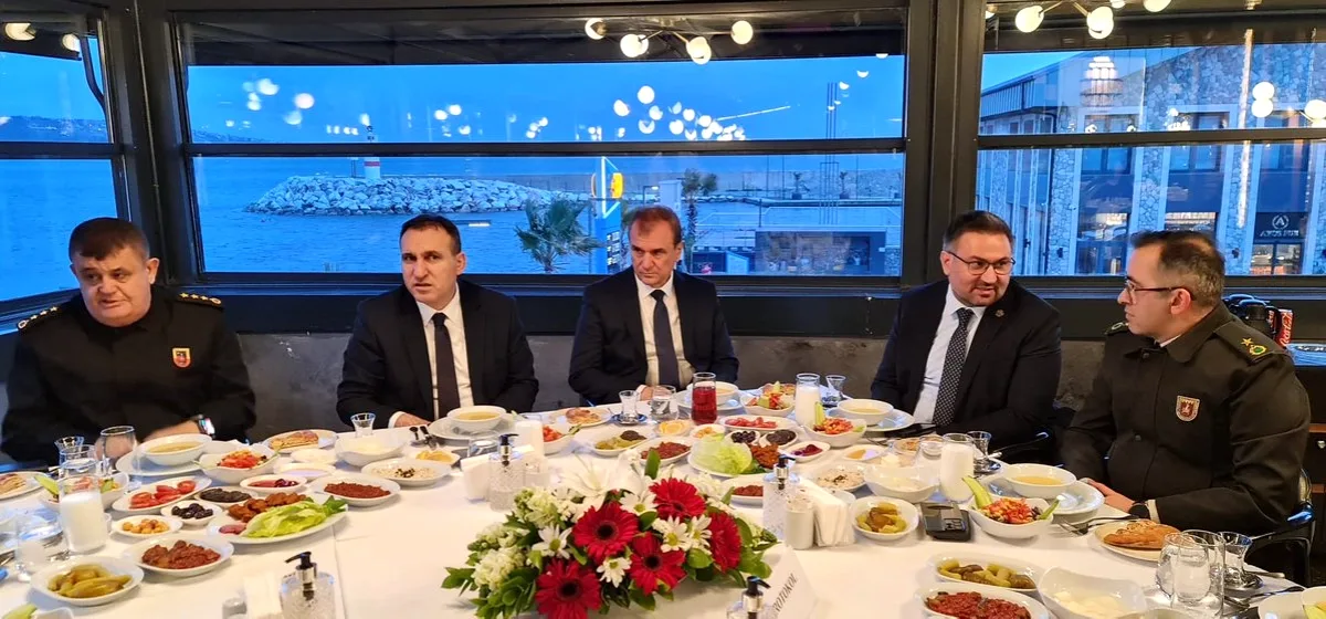 Büyükçekmece'de İftar Sofrası Kimleri Bir Araya Getirdi? Büyükçekmece'de İftar Sofrası Kimleri Bir Araya Getirdi?
