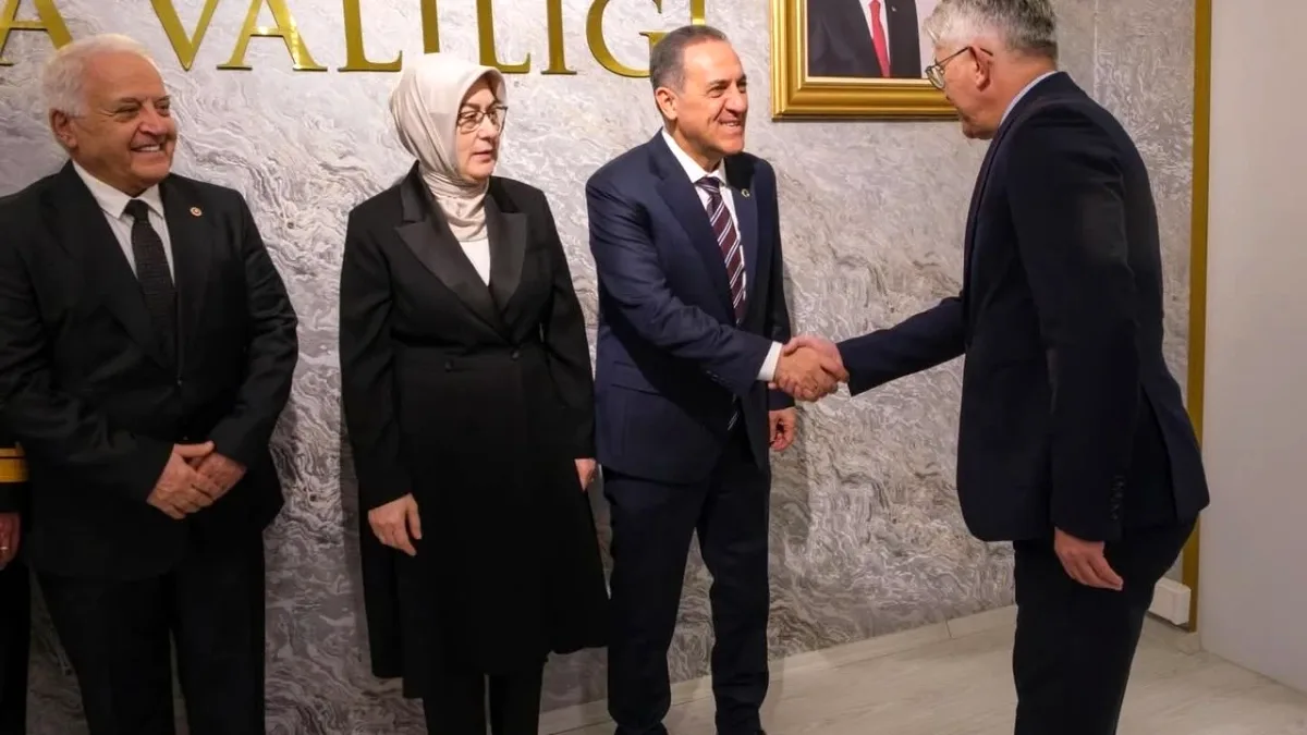 Yalova'da Siyasi Çizgiler Bayramda Buluştu: Protokol ve Vatandaşlar Valilik'te Bir Arada Yalova'da Siyasi Çizgiler Bayramda Buluştu: Protokol ve Vatandaşlar Valilik'te Bir Arada