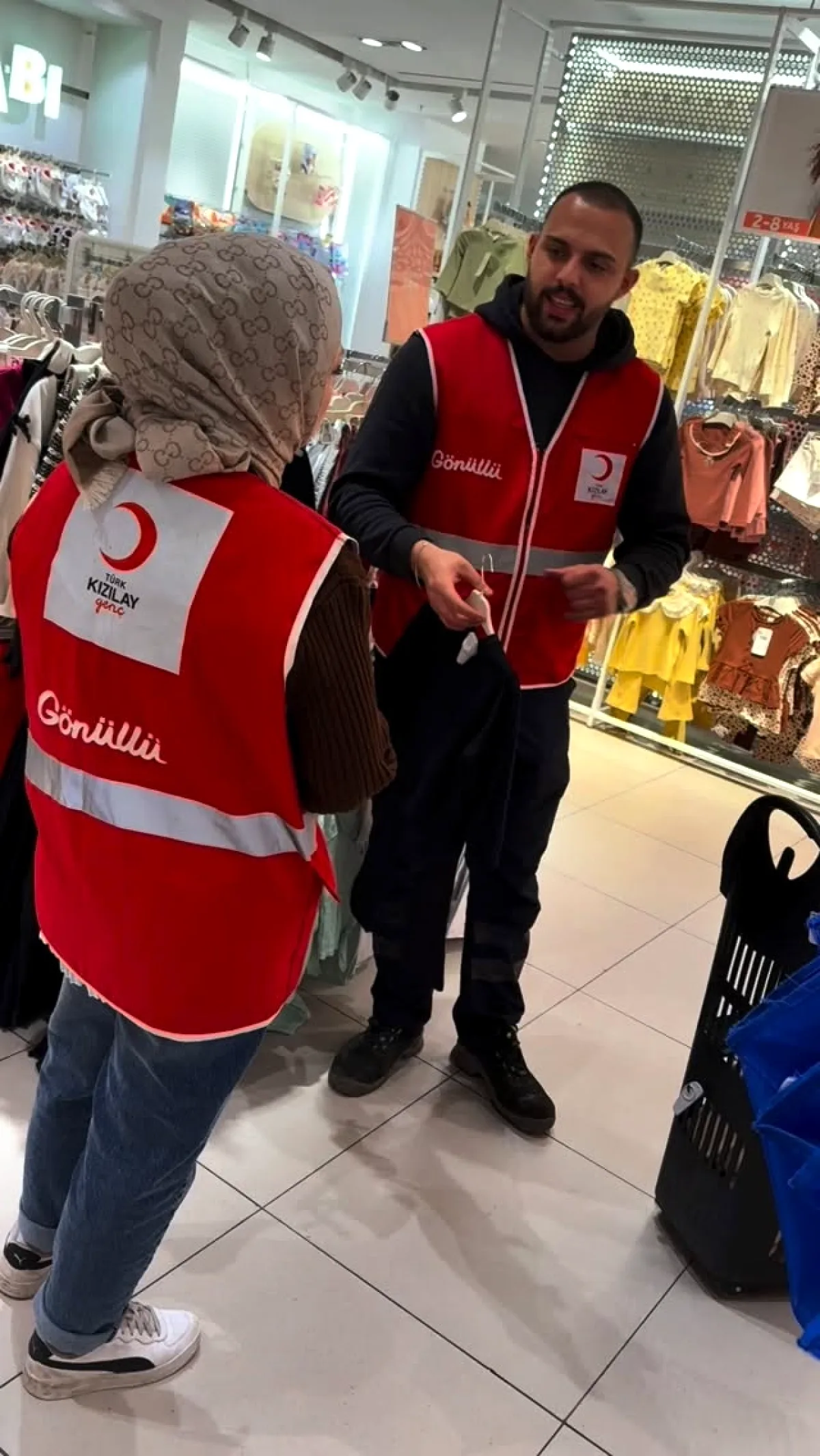 Bayrampaşa'da Minik Kalpler Kızılay ile Alışveriş Keyfi Yaşadı Bayrampaşa'da Minik Kalpler Kızılay ile Alışveriş Keyfi Yaşadı
