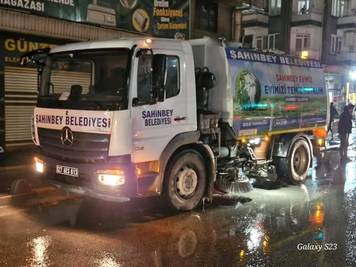 Şahinbey'de Bayram Temizliği: Yoğun Yağış Engel Olmadı Şahinbey'de Bayram Temizliği: Yoğun Yağış Engel Olmadı