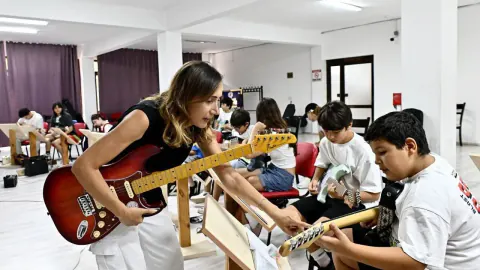 Muratpaşa'da Sanat Seferberliği: 110 Öğrenci Gitar Eğitimine Başladı