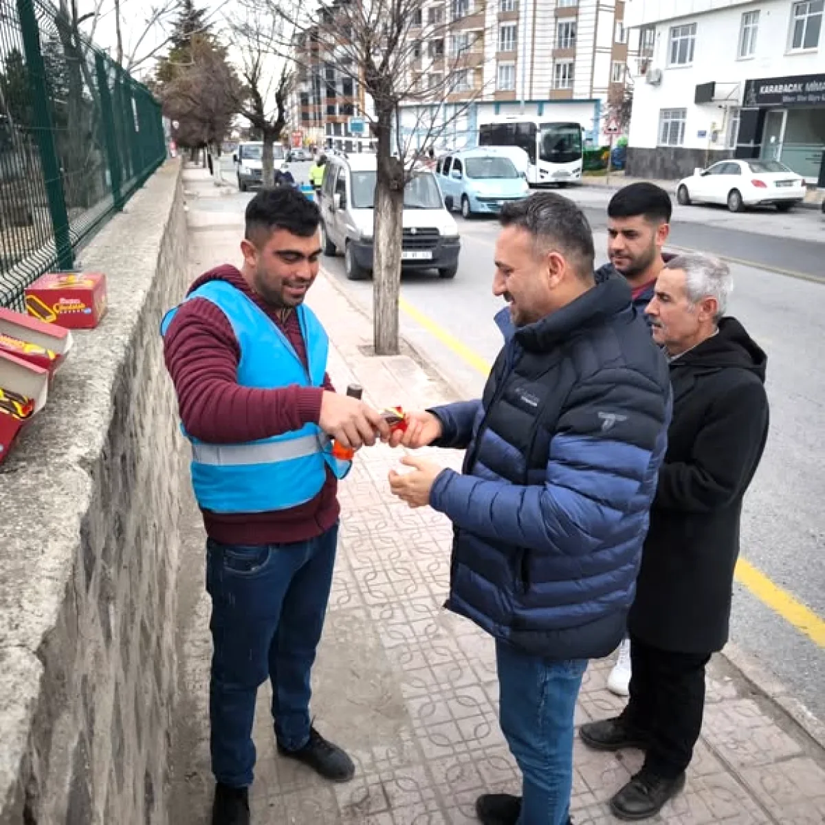Develi Belediyesi Arefe Günü'nde Mezarlık Ziyaretçilerini Kapıda Karşıladı: İşte Anlamlı Detaylar Develi Belediyesi Arefe Günü'nde Mezarlık Ziyaretçilerini Kapıda Karşıladı: İşte Anlamlı Detaylar