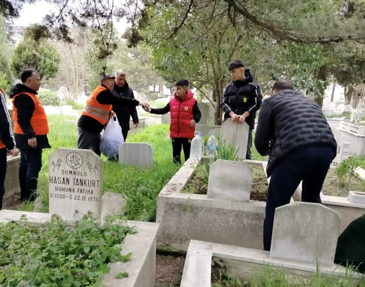 Arnavutköy'de Arefe Günü: Kabir Ziyaretinde Hangi Duygular Yaşandı? Arnavutköy'de Arefe Günü: Kabir Ziyaretinde Hangi Duygular Yaşandı?