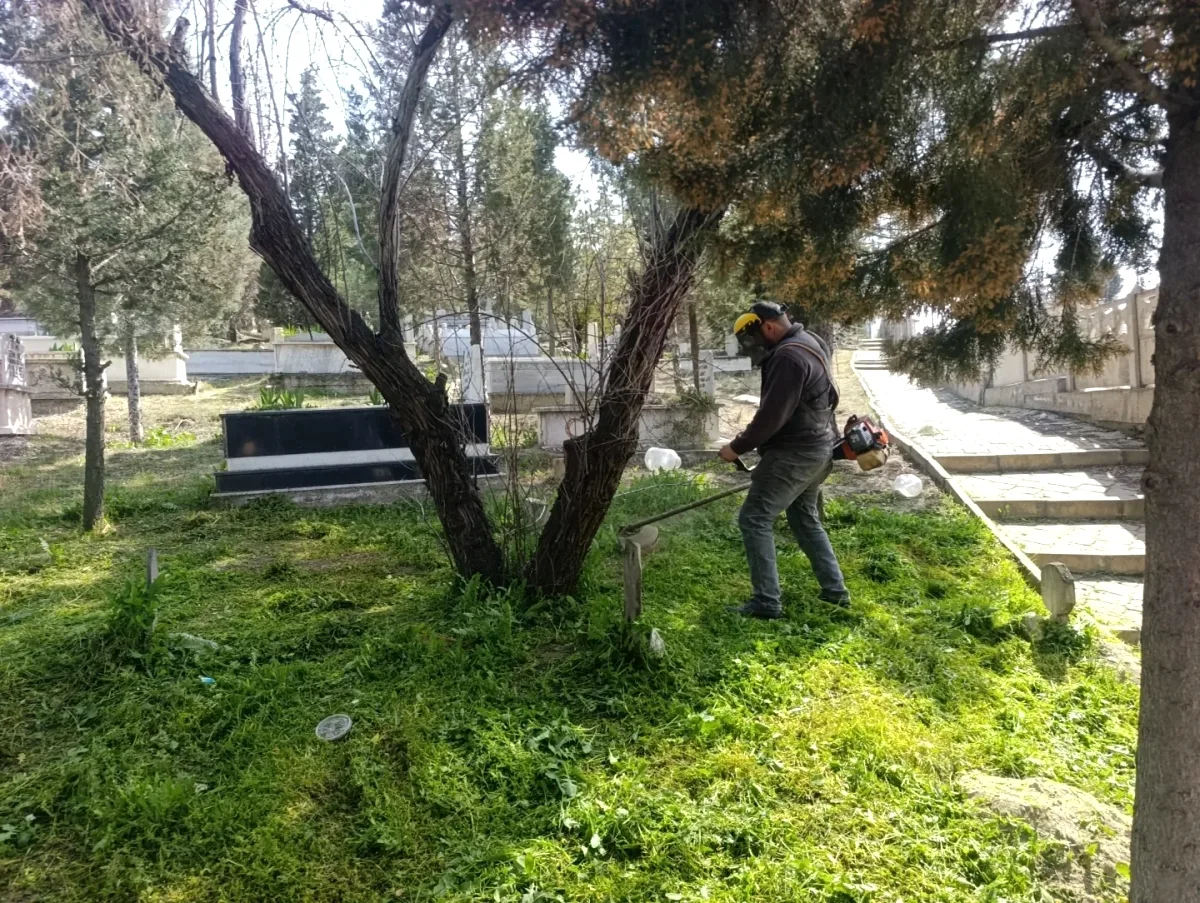Nallıhan Belediyesi, Ramazan Bayramı Öncesi Mezarlıklarda Ne Yapıyor? Nallıhan Belediyesi, Ramazan Bayramı Öncesi Mezarlıklarda Ne Yapıyor?