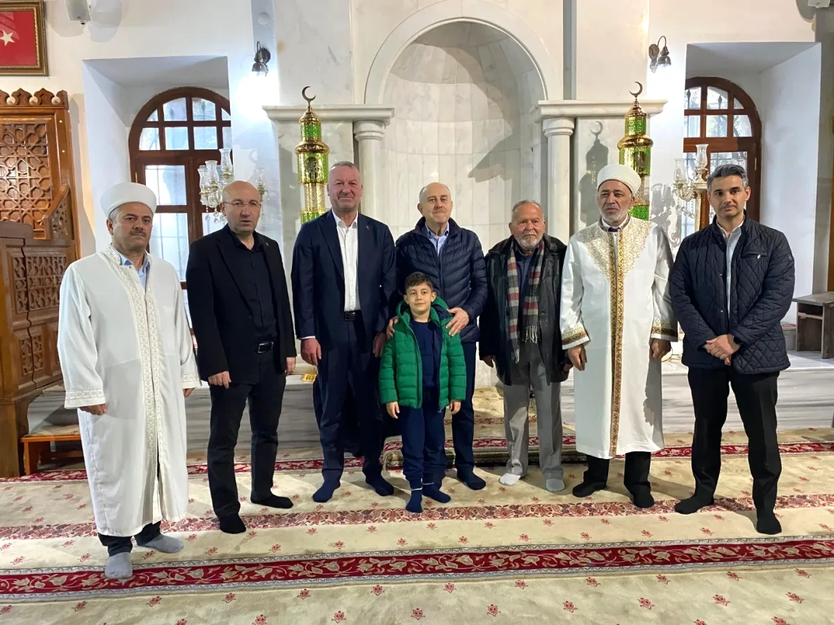 Karacabey'de Bayram Buluşması: Başkan Karabatı Protokolle Ulu Camii'de Karacabey'de Bayram Buluşması: Başkan Karabatı Protokolle Ulu Camii'de