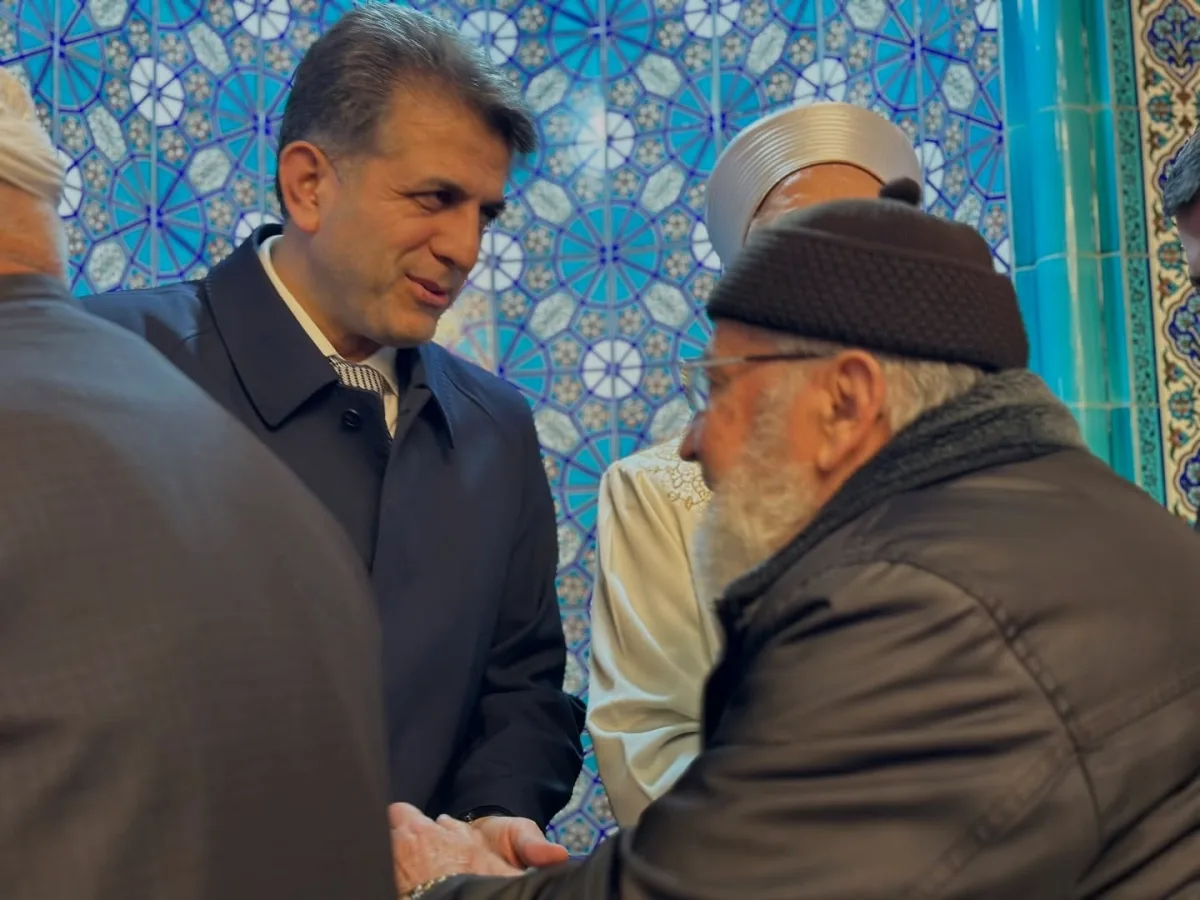 Bağcılar'da Bayram Sabahı: İlçe Başkanı Cemaatle Buluştu Bağcılar'da Bayram Sabahı: İlçe Başkanı Cemaatle Buluştu