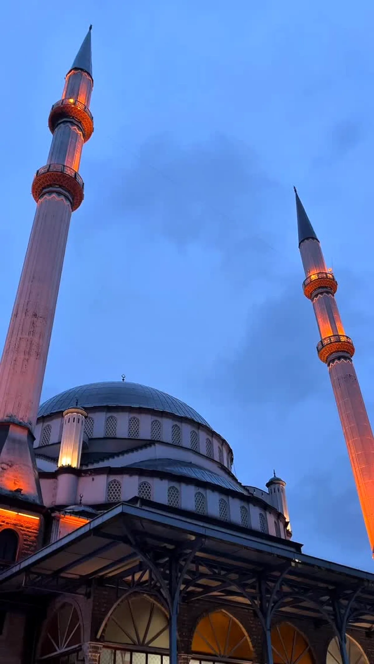 Bağcılar'da Bayram Sabahı: Protokol ve Komşular Cami Önünde Buluştu Bağcılar'da Bayram Sabahı: Protokol ve Komşular Cami Önünde Buluştu