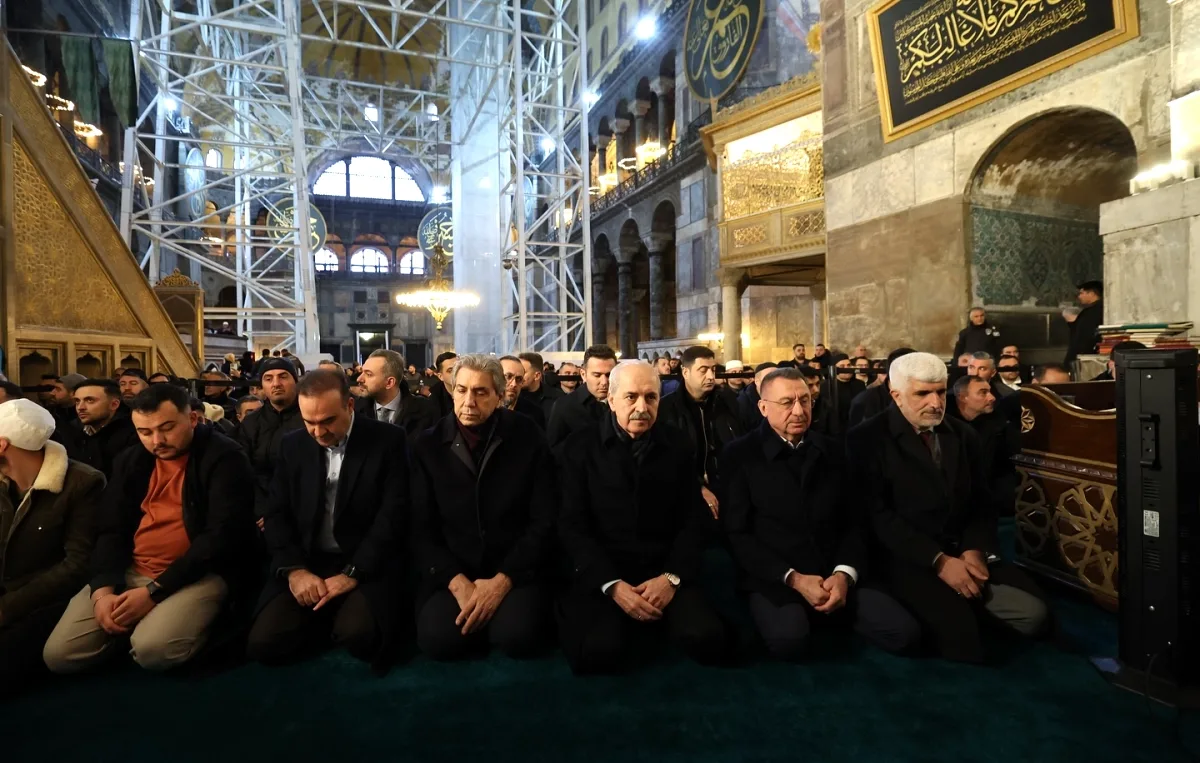 Kurtulmuş'tan Ayasofya'da Bayram Sürprizi Kurtulmuş'tan Ayasofya'da Bayram Sürprizi