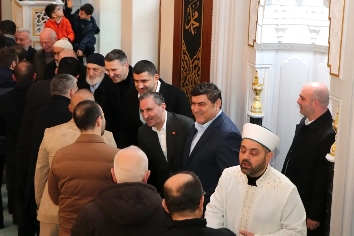 Sultanbeyli'de Protokol Bayramda Buluştu: Namaz ve Bayramlaşma Anları Sultanbeyli'de Protokol Bayramda Buluştu: Namaz ve Bayramlaşma Anları