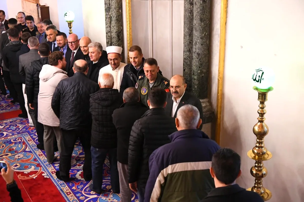 Balıkesir'de Bayram Coşkusu: Vali Ustaoğlu, Protokolle Hangi Tarihi Mekanda Buluştu? Balıkesir'de Bayram Coşkusu: Vali Ustaoğlu, Protokolle Hangi Tarihi Mekanda Buluştu?