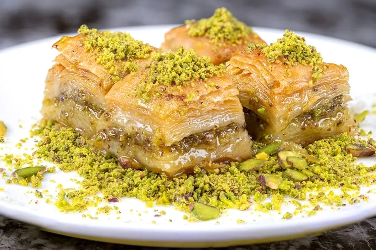 Yemek.com'un Pratik Baklava Tarifi, Bayram Sofralarını Evde Taçlandırmanın Yolunu Gösteriyor Yemek.com'un Pratik Baklava Tarifi, Bayram Sofralarını Evde Taçlandırmanın Yolunu Gösteriyor