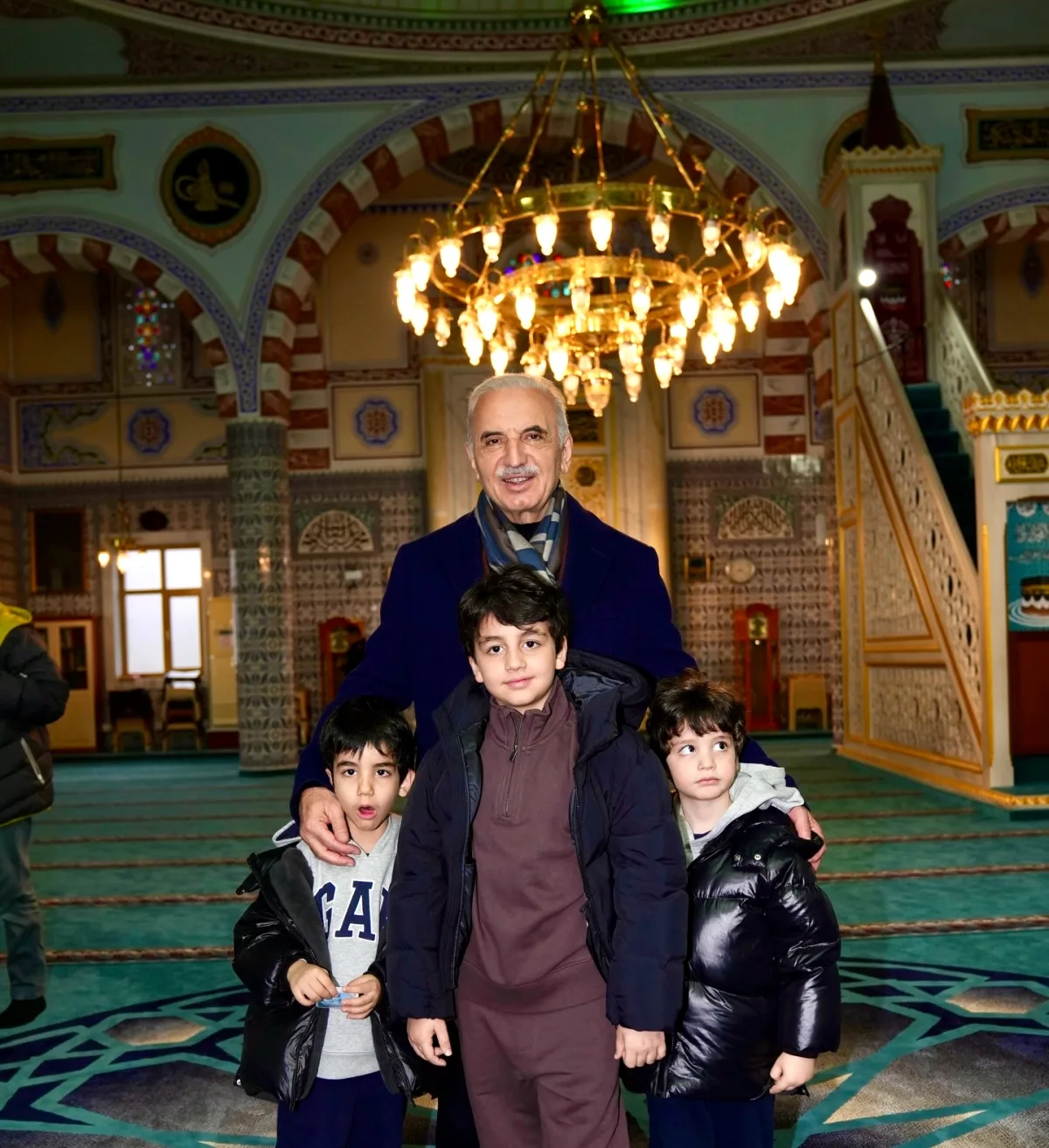 Ümraniye'de Bayram Sohbeti: Başkan Yıldırım'ın Cami Çıkışındaki Buluşması Ümraniye'de Bayram Sohbeti: Başkan Yıldırım'ın Cami Çıkışındaki Buluşması