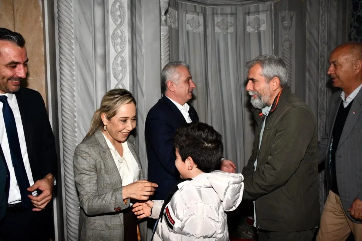 Antalya'da Bayram Ruhu: Vekil Çokal Camide Hemşehrileriyle Buluştu Antalya'da Bayram Ruhu: Vekil Çokal Camide Hemşehrileriyle Buluştu