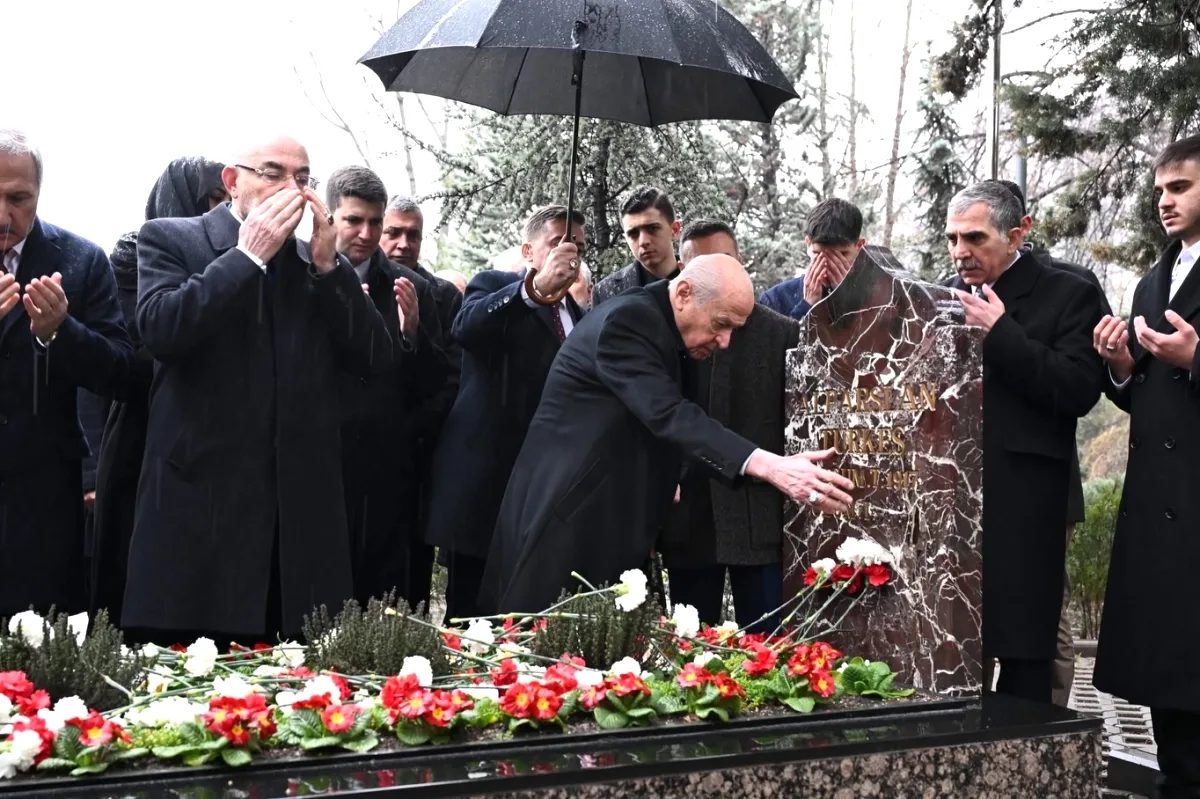 Devlet Bahçeli, Alparslan Türkeş'in Kabrinde: MHP Liderinden Sessiz Ziyaret Devlet Bahçeli, Alparslan Türkeş'in Kabrinde: MHP Liderinden Sessiz Ziyaret