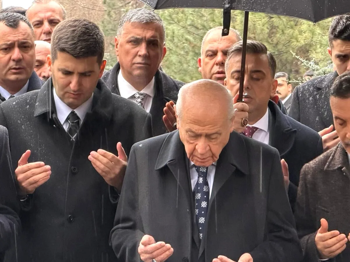 Bahçeli ve Akyurt MHP Heyeti, Bayramda Türkeş'in Kabrine Gitti Bahçeli ve Akyurt MHP Heyeti, Bayramda Türkeş'in Kabrine Gitti