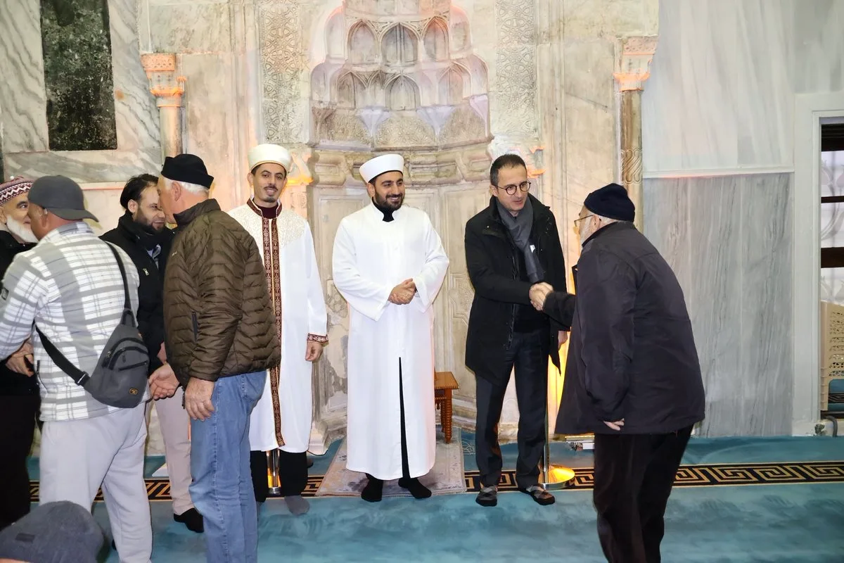 Kaymakam Karaman'dan Yeşil Camii'nde Bayram Mesajı Kaymakam Karaman'dan Yeşil Camii'nde Bayram Mesajı