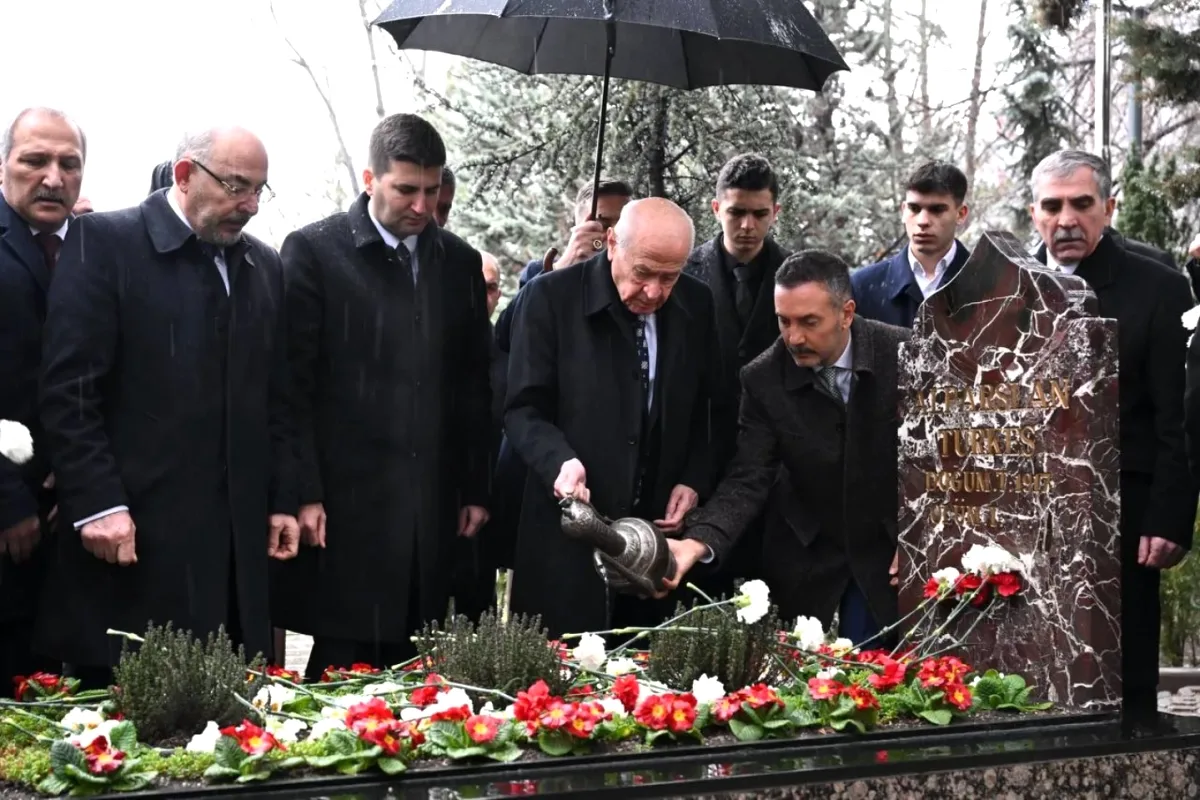 Bahçeli, Türkeş'in Kabrini Ziyaret Etti: Adana Ülkü Ocakları'ndan Ne Mesaj Var? Bahçeli, Türkeş'in Kabrini Ziyaret Etti: Adana Ülkü Ocakları'ndan Ne Mesaj Var?