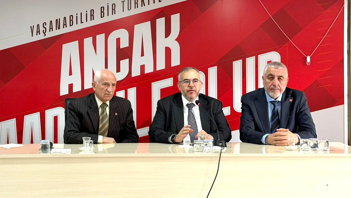 Adana'da Siyasi Buluşma: Geleneksel Bayramlaşmaya Yoğun Katılım Adana'da Siyasi Buluşma: Geleneksel Bayramlaşmaya Yoğun Katılım