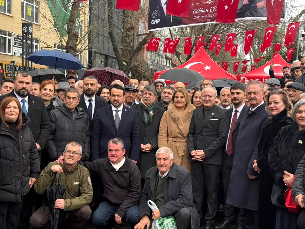 İzmit Belediye Başkanı'nın Bayram Kutlamasında Sürpriz Doğum Günü İzmit Belediye Başkanı'nın Bayram Kutlamasında Sürpriz Doğum Günü