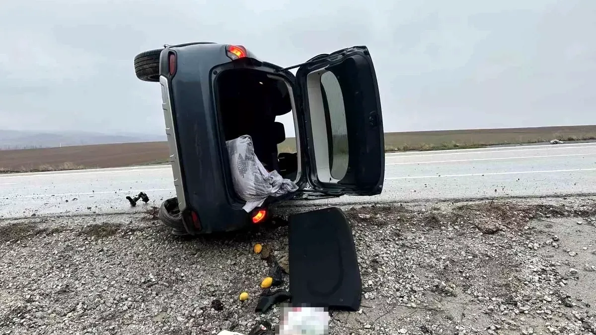 Alaca'da Otomobil Levhaya Çarpıp Yan Yattı: 5 Yaralı Alaca'da Otomobil Levhaya Çarpıp Yan Yattı: 5 Yaralı