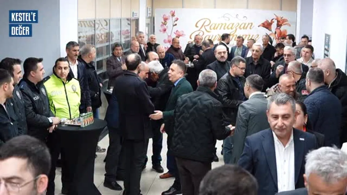 Kestel'de Bayram Ruhu: Belediye Binası Hemşehrilerle Doldu Taştı Kestel'de Bayram Ruhu: Belediye Binası Hemşehrilerle Doldu Taştı