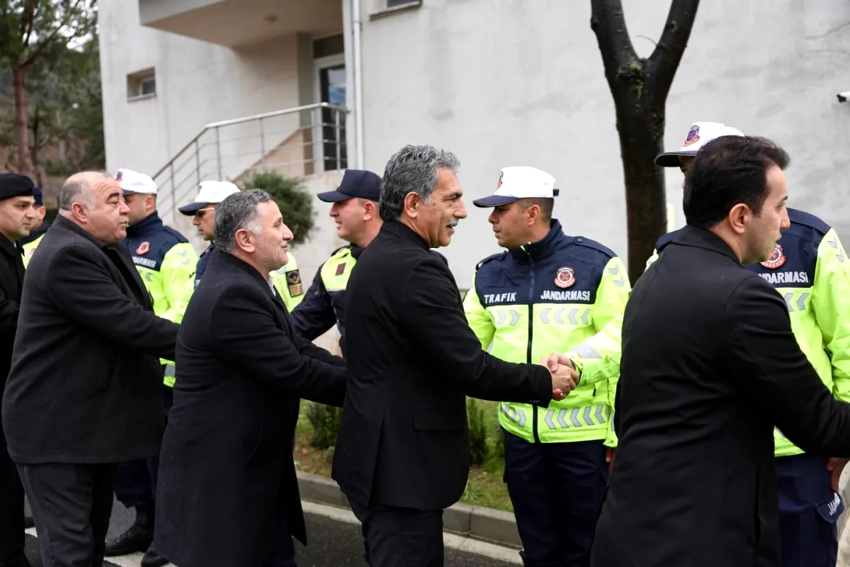 Gemlik Belediyesi'nden Bayramda Görev Başındaki Güvenlik Güçlerine Anlamlı Ziyaret Gemlik Belediyesi'nden Bayramda Görev Başındaki Güvenlik Güçlerine Anlamlı Ziyaret