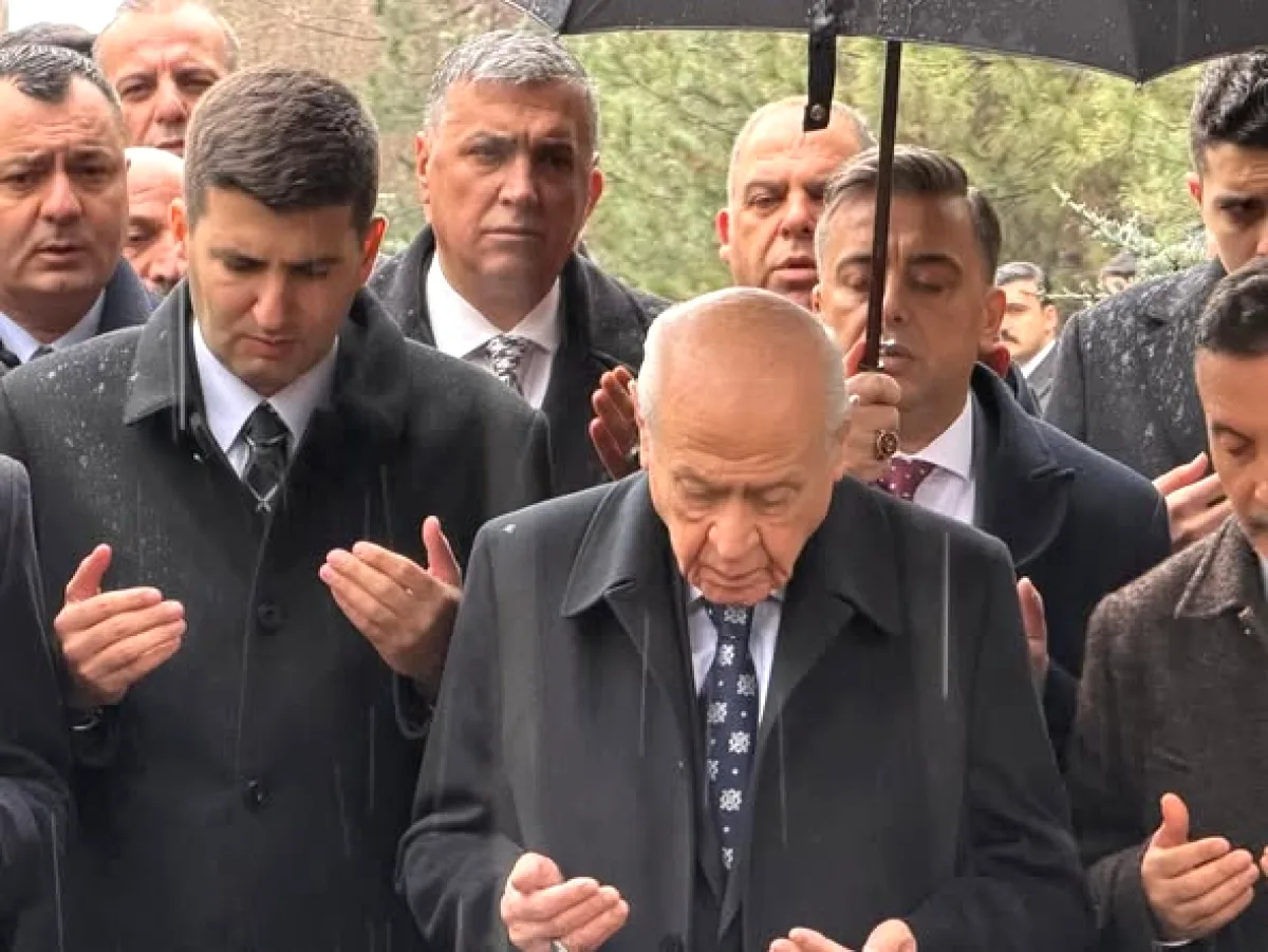 Bahçeli'nin Bayram Programı: Türkeş'in Kabrinde Dua, Ülkü Ocakları'nda Kahvaltı Bahçeli'nin Bayram Programı: Türkeş'in Kabrinde Dua, Ülkü Ocakları'nda Kahvaltı