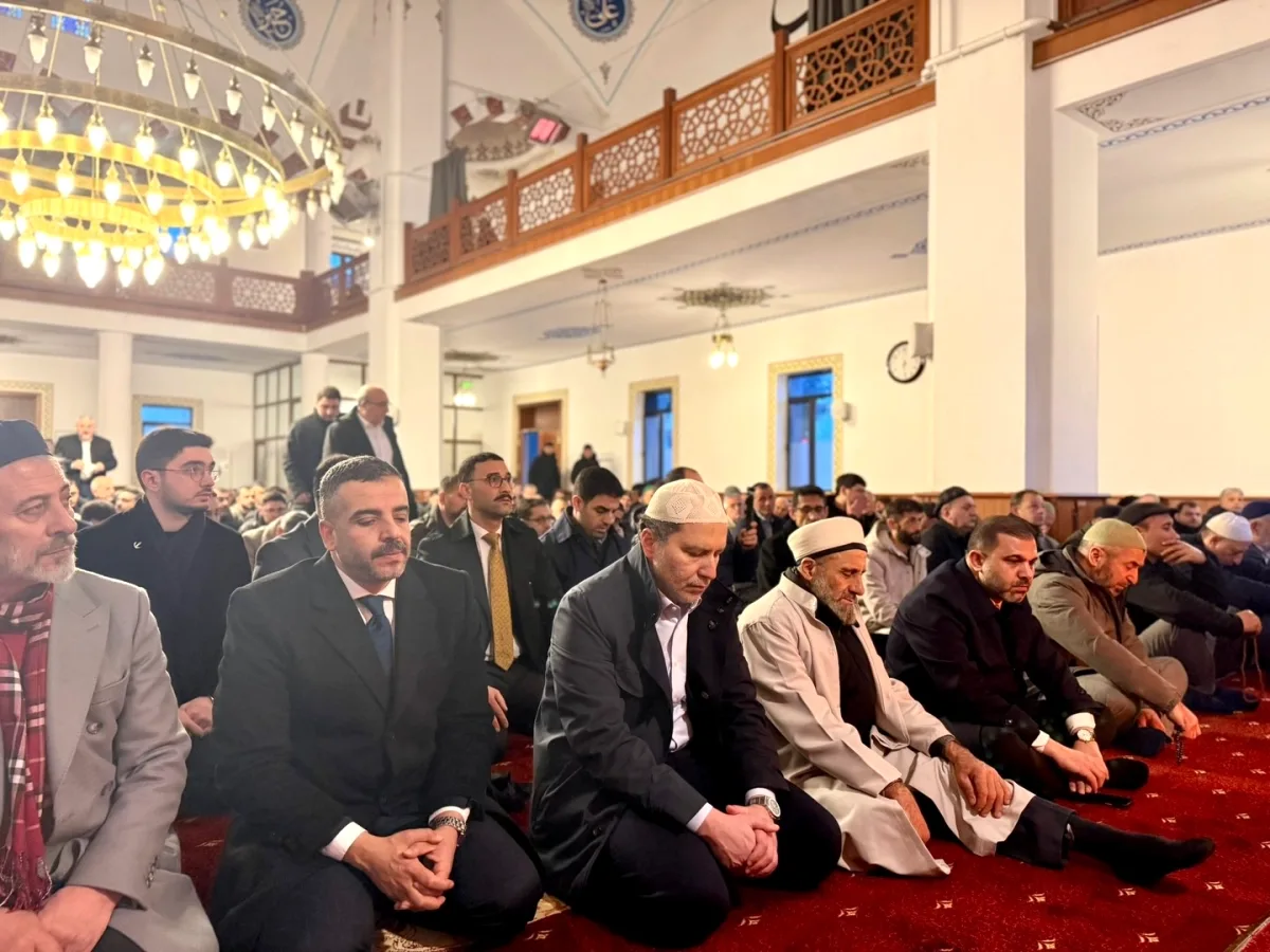 Erbakan ve Parti Heyeti Beykoz'da Bayram Namazında Buluştu Erbakan ve Parti Heyeti Beykoz'da Bayram Namazında Buluştu