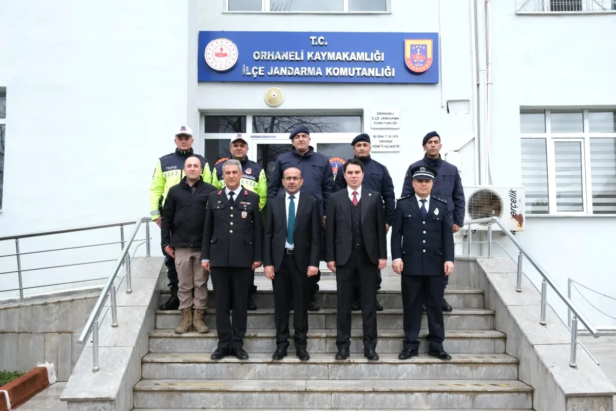 Orhaneli Belediye Başkanı'ndan Güvenlik Güçlerine Anlamlı Bayram Ziyareti Orhaneli Belediye Başkanı'ndan Güvenlik Güçlerine Anlamlı Bayram Ziyareti