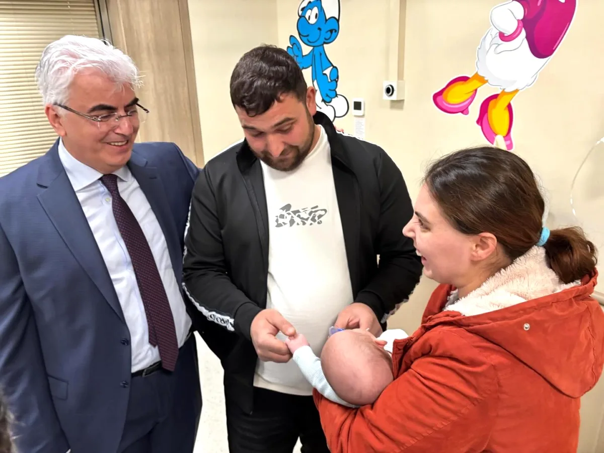 Kartal Şehir Hastanesi'nde Bayramın İlk Günü: Başhekim ve Yöneticiler Hasta Odalarında Kartal Şehir Hastanesi'nde Bayramın İlk Günü: Başhekim ve Yöneticiler Hasta Odalarında