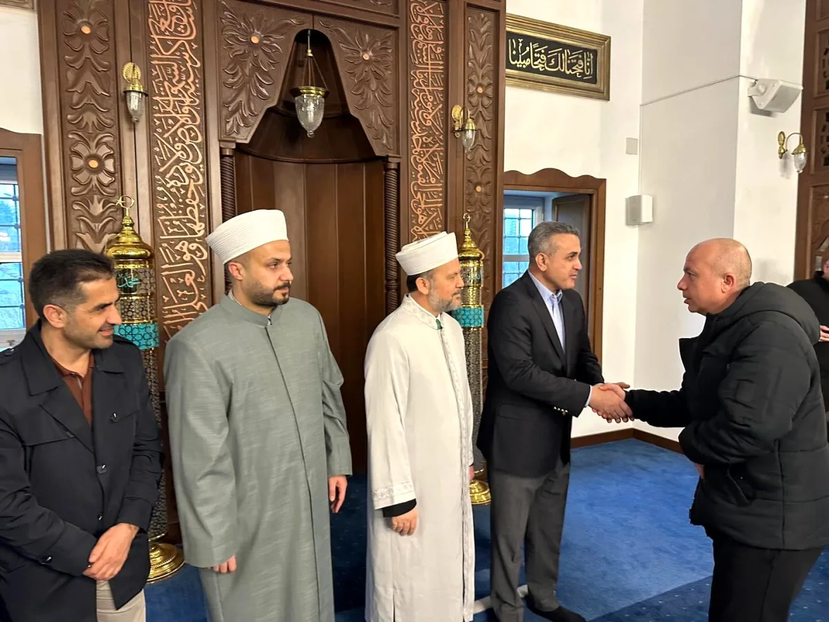 Küçükçekmece'de Ramazan Bayramı'nda Anlamlı Buluşma: Kaymakam Anteplioğlu Cemaatle Aynı Safta Küçükçekmece'de Ramazan Bayramı'nda Anlamlı Buluşma: Kaymakam Anteplioğlu Cemaatle Aynı Safta