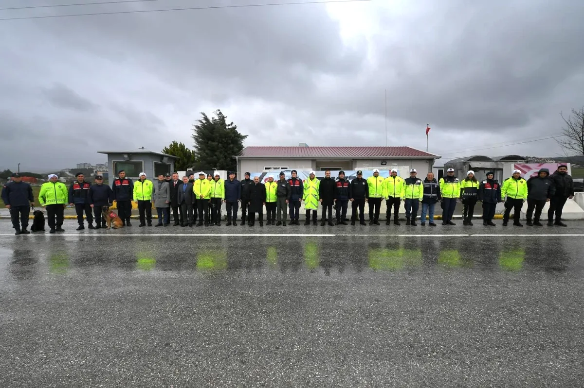 Balıkesir Valisi Ustaoğlu, Bursa Yolu'ndaki Personeli Neden Ziyaret Etti? Balıkesir Valisi Ustaoğlu, Bursa Yolu'ndaki Personeli Neden Ziyaret Etti?