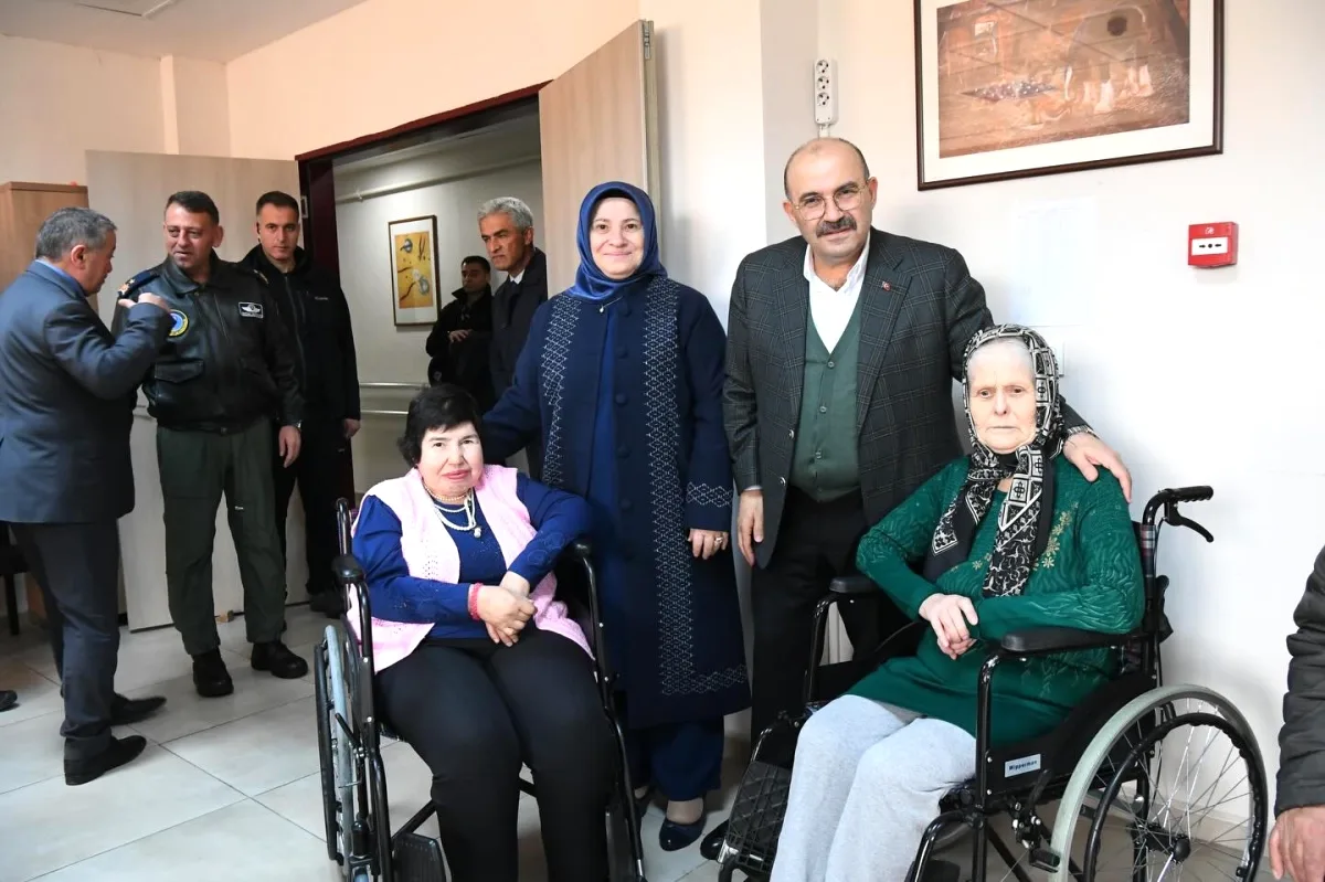 Balıkesir'de Bayramın Anlamlı Durağı: Vali Ustaoğlu ve Eşinden Huzurevine Ziyaret Balıkesir'de Bayramın Anlamlı Durağı: Vali Ustaoğlu ve Eşinden Huzurevine Ziyaret