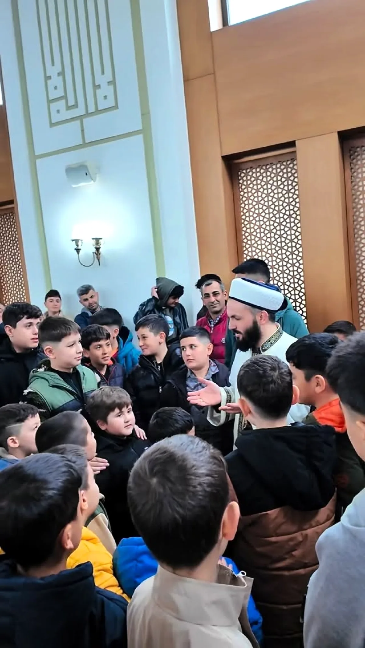 Avcılar Tahtakale'de Camide Bayramlaşma ve Harçlık Dağıtımı Avcılar Tahtakale'de Camide Bayramlaşma ve Harçlık Dağıtımı