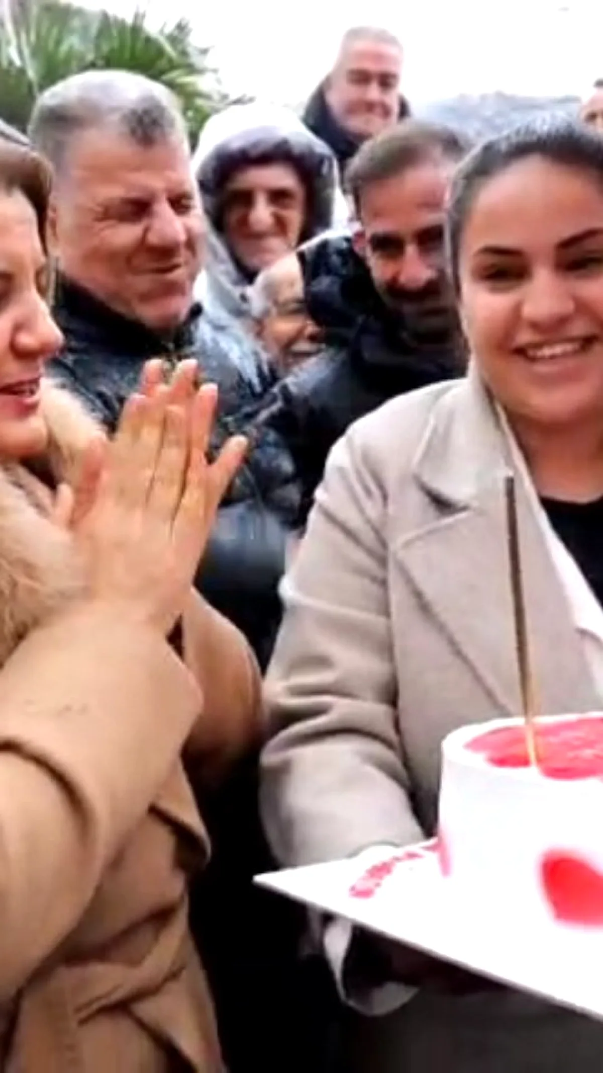 İzmit Belediye Başkanı Fatma Kaplan Hürriyet'e Bayramda Sürpriz Kutlama | Gülümseİzmit İzmit Belediye Başkanı Fatma Kaplan Hürriyet'e Bayramda Sürpriz Kutlama | Gülümseİzmit