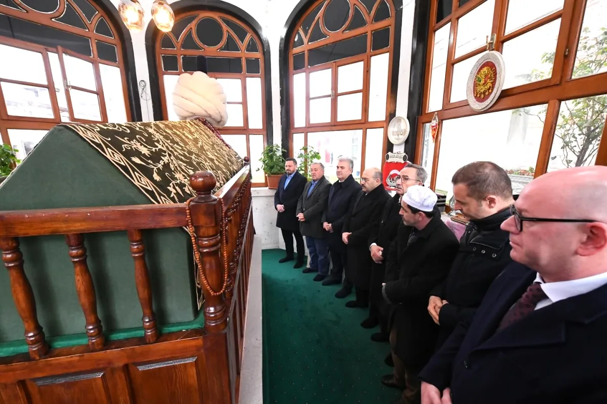 Balıkesir Valisi İsmail Ustaoğlu, Bayram Namazı Sonrası Tarihi Bir Ziyaret Gerçekleştirdi Balıkesir Valisi İsmail Ustaoğlu, Bayram Namazı Sonrası Tarihi Bir Ziyaret Gerçekleştirdi