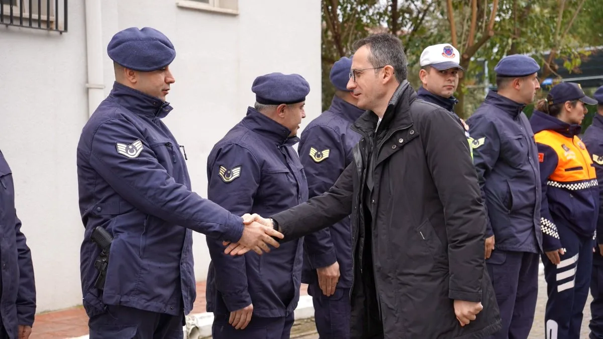 İznik'te Bayram Ziyaretleri: Kaymakam ve Belediye Başkanından Güvenlik ve Sağlık Çalışanlarına Teşekkür İznik'te Bayram Ziyaretleri: Kaymakam ve Belediye Başkanından Güvenlik ve Sağlık Çalışanlarına Teşekkür