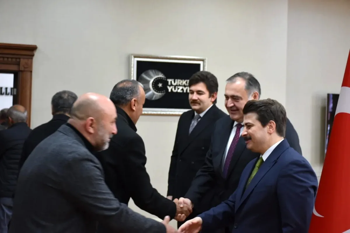 Nallıhan'da Bayram Coşkusu: Belediye Başkanı Güngör, Kaymakamlık Tebrikat Töreni'nde Nallıhan'da Bayram Coşkusu: Belediye Başkanı Güngör, Kaymakamlık Tebrikat Töreni'nde