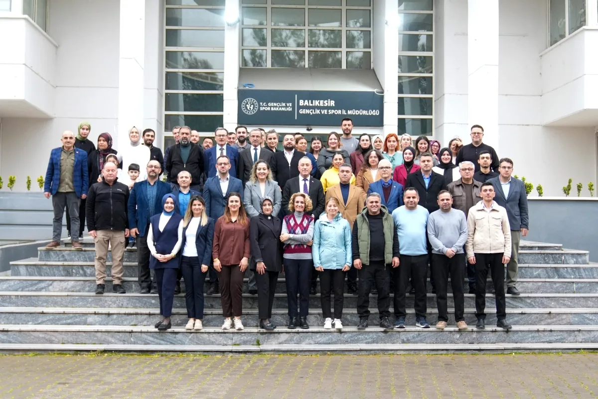 Balıkesir'de Anlamlı Bayramlaşma: Gençlik ve Spor İl Müdürlüğü Personeli ile Yurtlarda Kalan Gençler Bir Araya Geldi Balıkesir'de Anlamlı Bayramlaşma: Gençlik ve Spor İl Müdürlüğü Personeli ile Yurtlarda Kalan Gençler Bir Araya Geldi