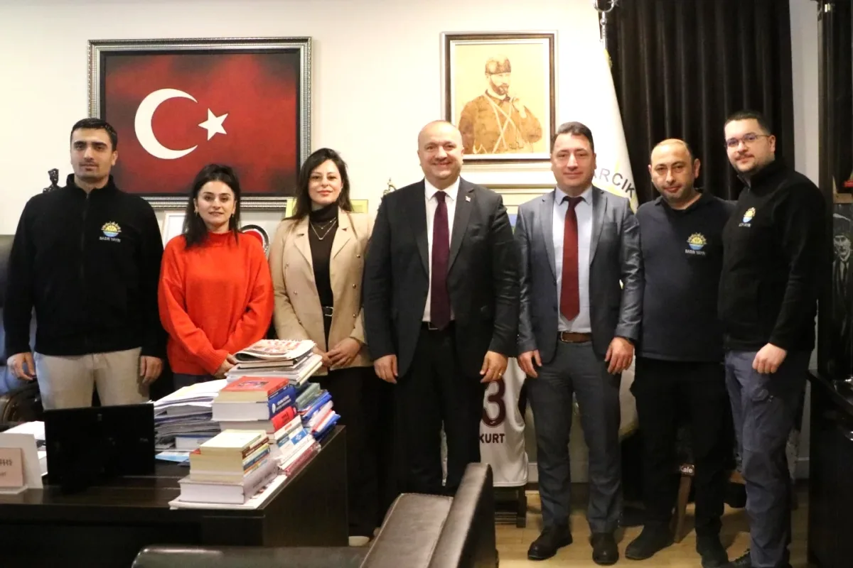 Çınarcık'ta Bayram Coşkusu: Başkan Avni Kurt, Personeliyle Bir Araya Geldi Çınarcık'ta Bayram Coşkusu: Başkan Avni Kurt, Personeliyle Bir Araya Geldi