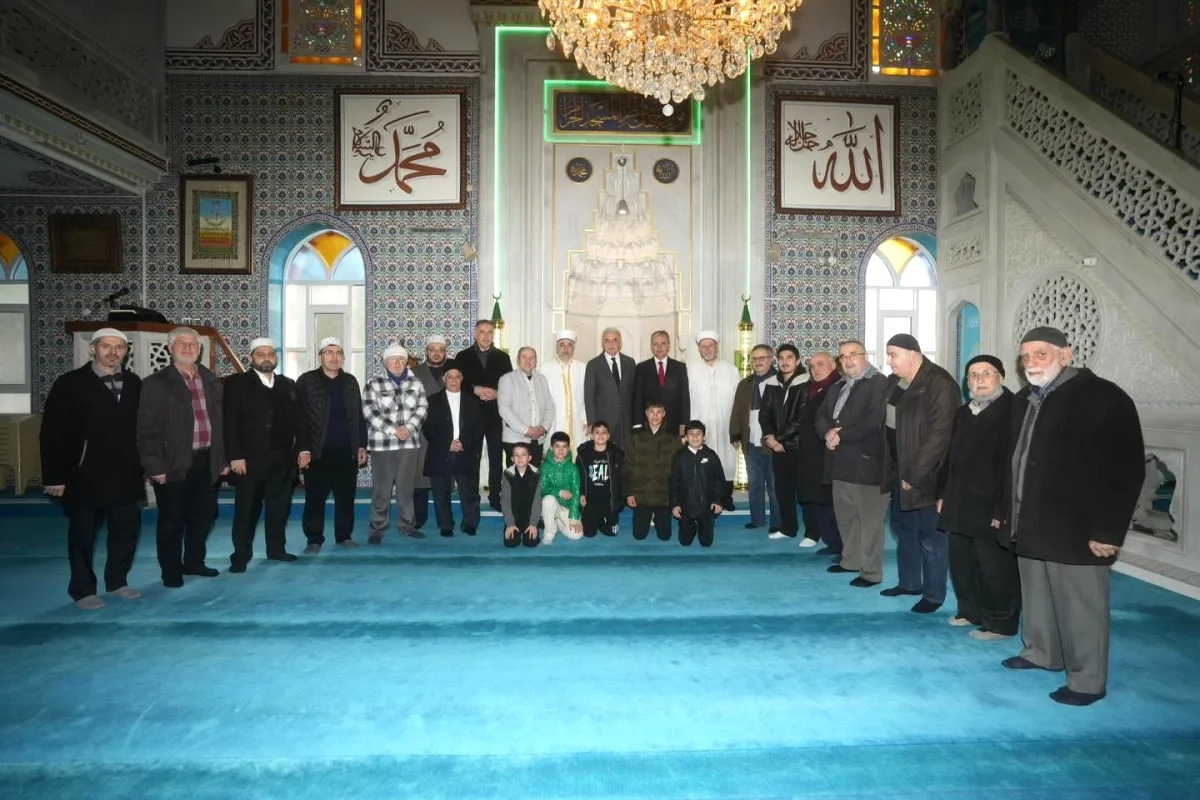 İstanbul Ümraniye'de AK Parti İlçe Başkanlığı ve Belediye Başkanı Cuma Namazı Sonrası Vatandaşlarla Bayramlaştı İstanbul Ümraniye'de AK Parti İlçe Başkanlığı ve Belediye Başkanı Cuma Namazı Sonrası Vatandaşlarla Bayramlaştı