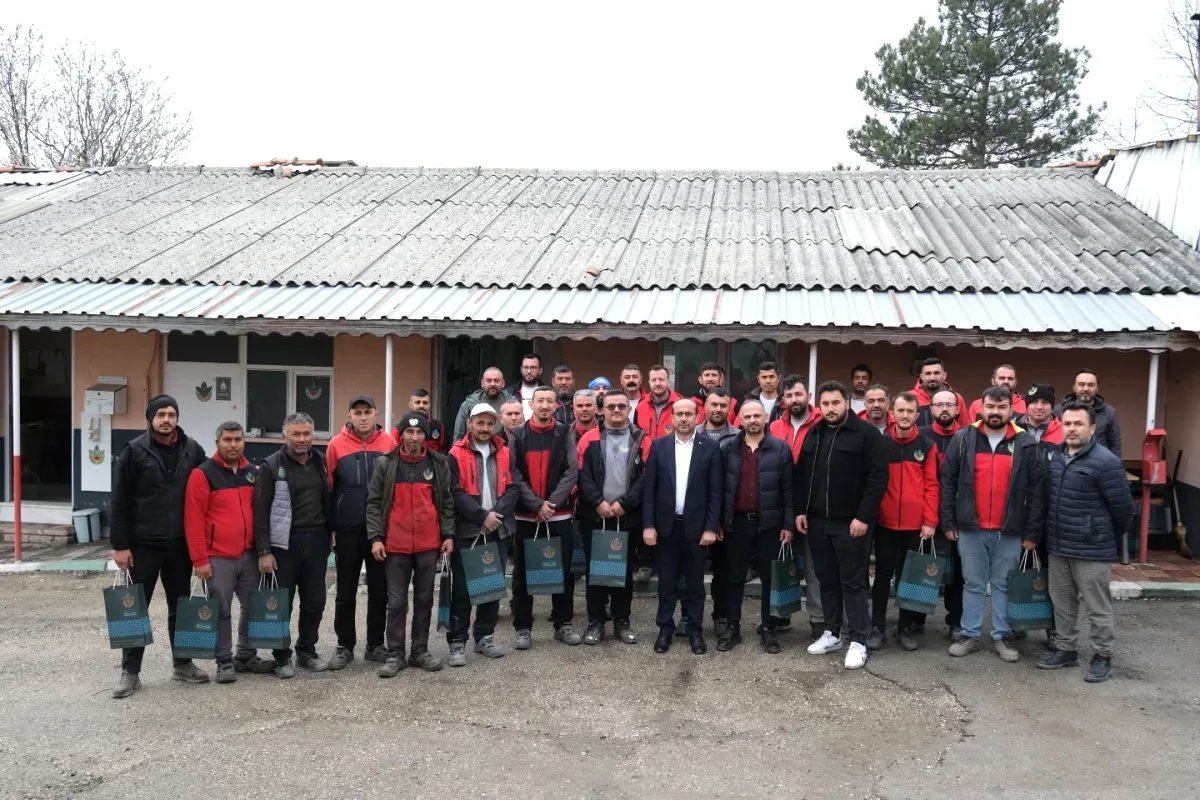 Orhaneli Belediye Başkanı Ali Osman Tayır, Bayramda Çalışanları Ziyaret Etti Orhaneli Belediye Başkanı Ali Osman Tayır, Bayramda Çalışanları Ziyaret Etti
