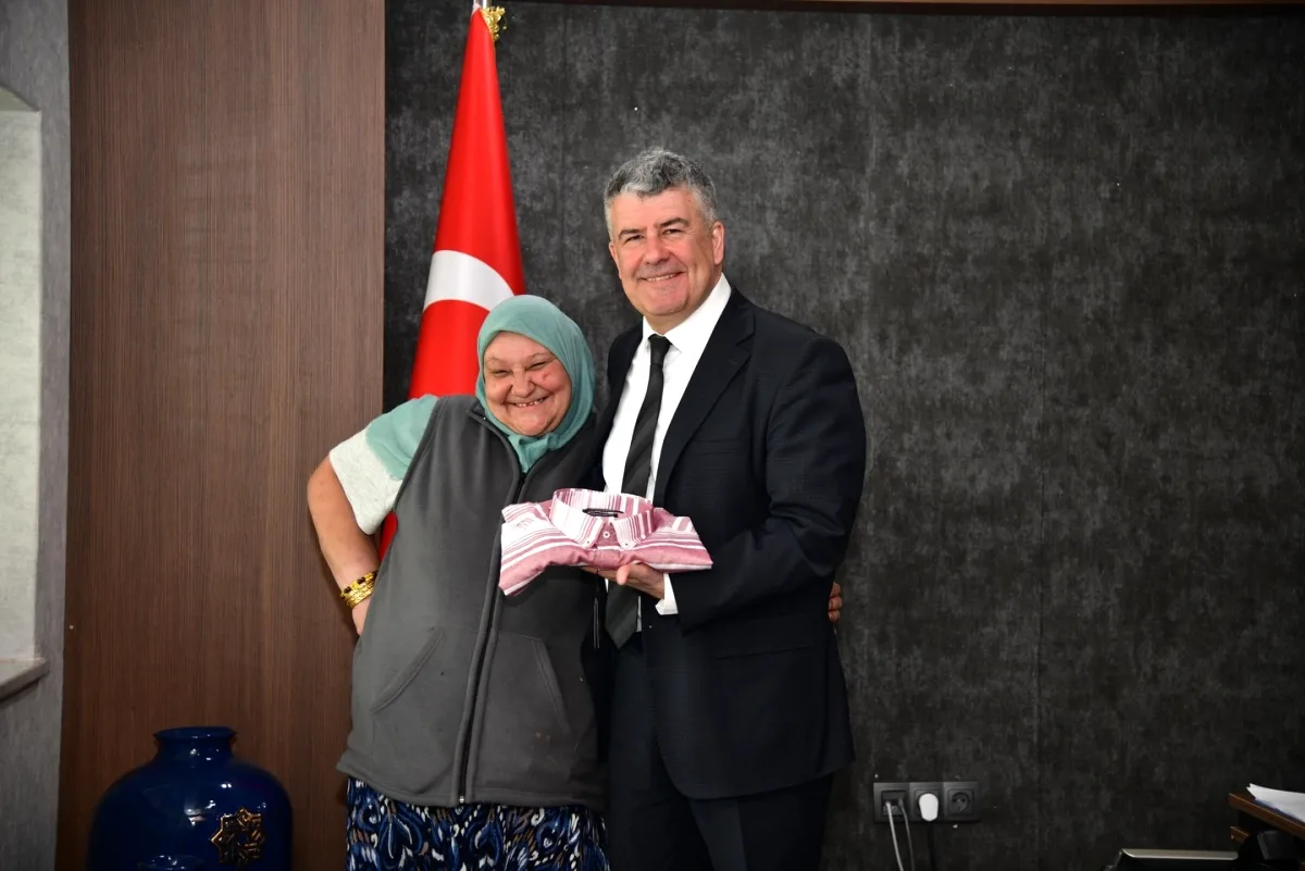 Karesi Belediyesi'nden Anlamlı Bayram Hediyesi: Ayşe'nin Gönlünden Kopan Hediye Memnuniyet Yaratıyor Karesi Belediyesi'nden Anlamlı Bayram Hediyesi: Ayşe'nin Gönlünden Kopan Hediye Memnuniyet Yaratıyor