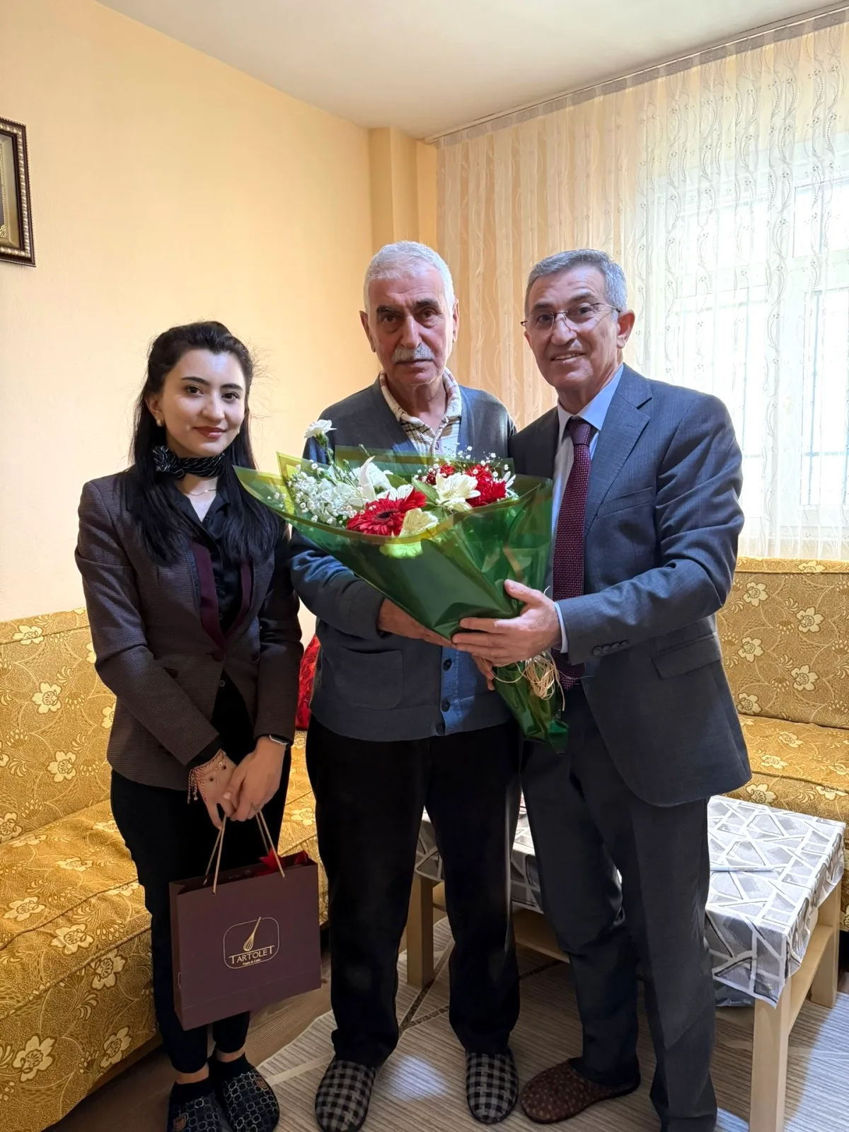 Sancaktepe'de Bayramın Anlamı: Emekli Öğretmenlere Sürpriz Ziyaret ve Vefa Köprüsü Sancaktepe'de Bayramın Anlamı: Emekli Öğretmenlere Sürpriz Ziyaret ve Vefa Köprüsü