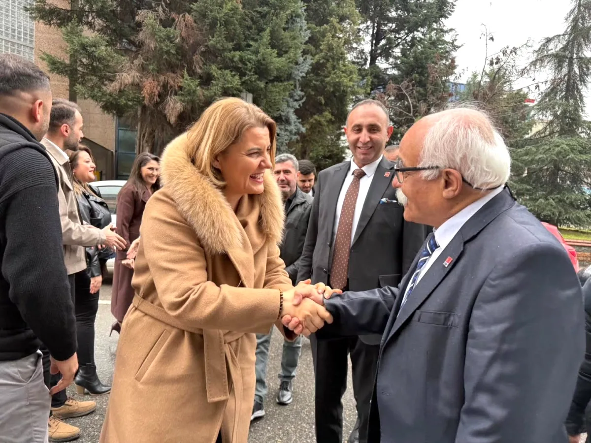 CHP Çayırova'da Bayram Coşkusu: Fatma Kaplan Hürriyet ve Partililer Bir Araya Geldi CHP Çayırova'da Bayram Coşkusu: Fatma Kaplan Hürriyet ve Partililer Bir Araya Geldi