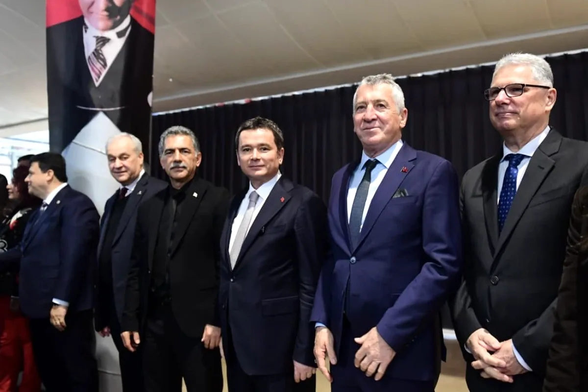 Bursa'da Bayramlaşma: Aydın, İmamoğlu'na Destek Mesajı Verdi Bursa'da Bayramlaşma: Aydın, İmamoğlu'na Destek Mesajı Verdi